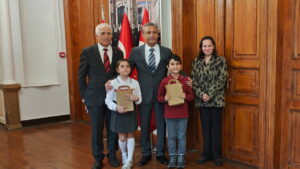 23-nisanda-koltugu-devraldi-minik-kaymakamin-ilk-talebi-tebessum-ettirdi-kgmKQq7i