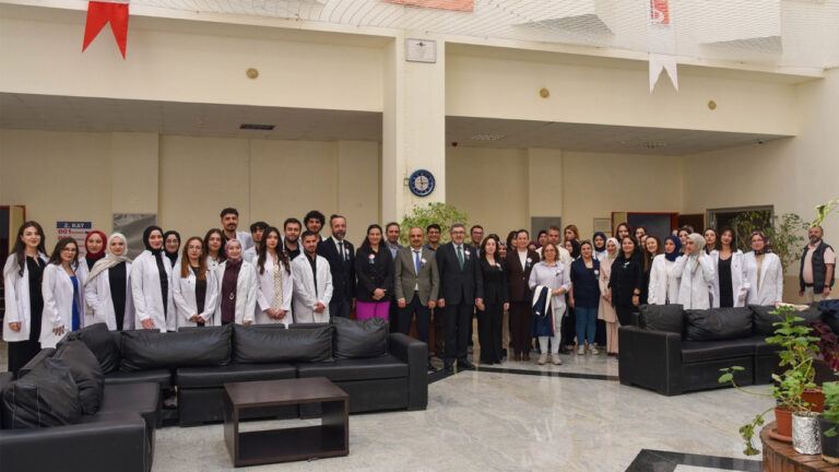 bseude-eczane-hizmetleri-beyaz-onluk-giyme-toreni-gerceklesti-zseHZaSU