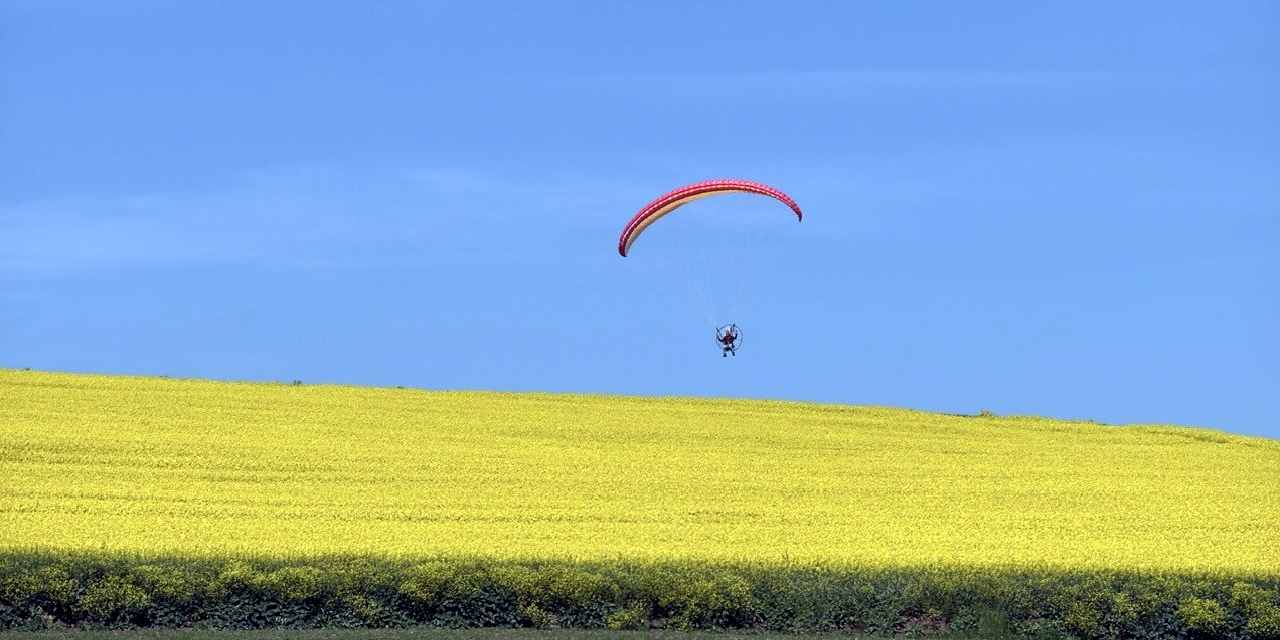 Kanola Tarlaları Üzerinde Havada Yarım Saat: Paramotor Uçuşuyla Renk Şöleni