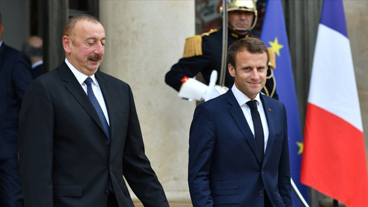 aliyev-ile-macron-telefon-gorusmesi-gerceklestirdi-qJzdWb7H