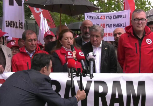 diskten-bakanlik-onunde-emekli-ikramiyesi-tepkisi-4-bin-lirayi-kabul-etmiyoruz-mFZY6lw9