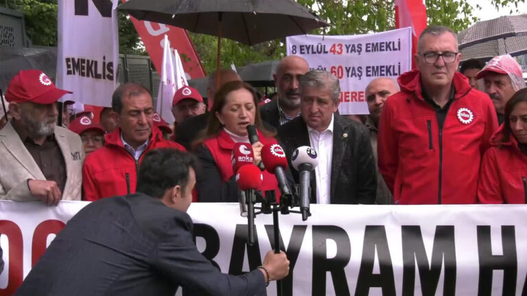 diskten-bakanlik-onunde-emekli-ikramiyesi-tepkisi-4-bin-lirayi-kabul-etmiyoruz-mFZY6lw9