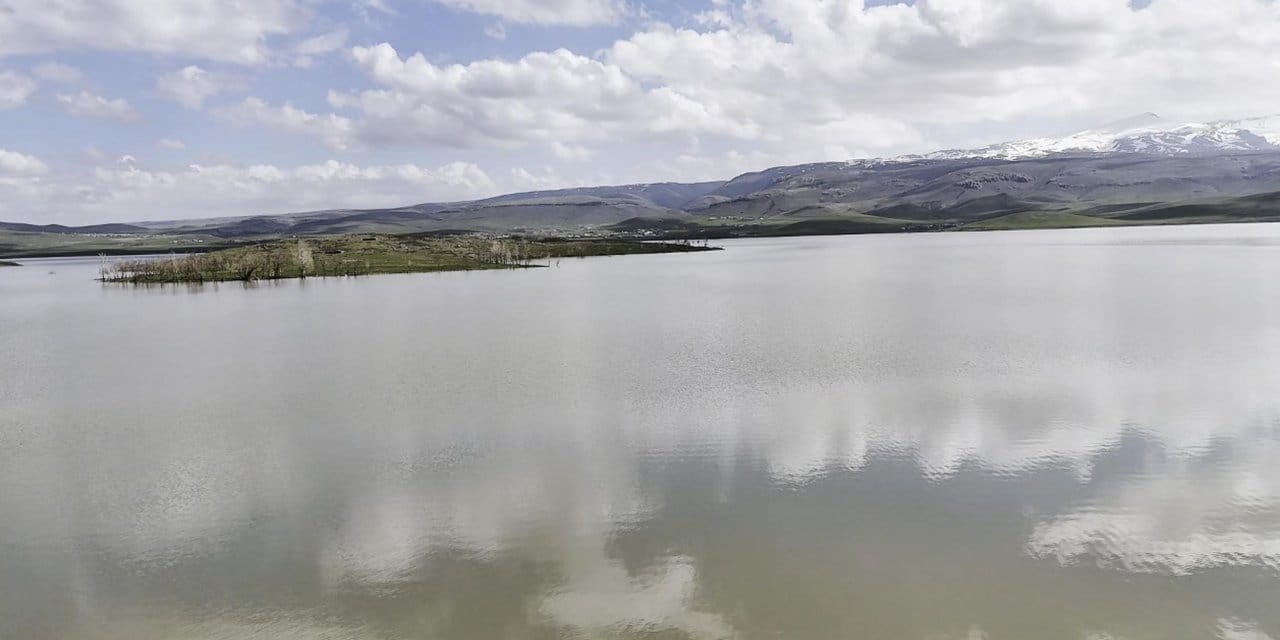 Patnos Barajı’nda Su Seviyesi Kritik Eşiği Geçti, Kapaklar Açıldı