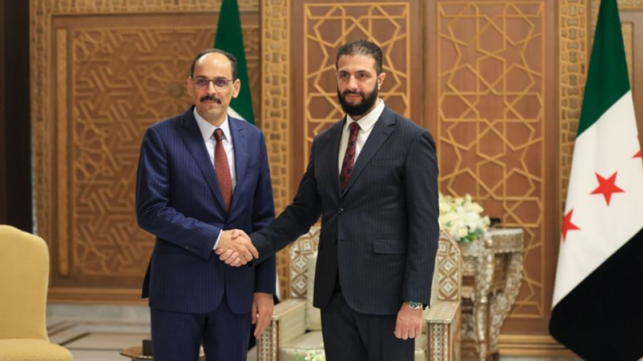 mit-baskani-kalin-sara-ile-bir-araya-geldi-kmxV4PEO
