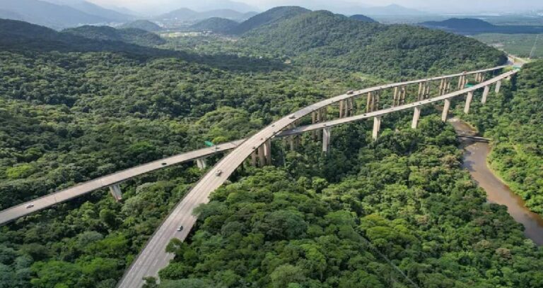 muhendislik-sinirlarini-zorlayan-yol-yerden-tam-70-metre-yukarida-asili-duruyor-1BLCz1Td