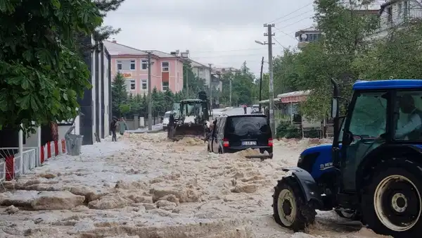 Afyon’da dolu yağışı: Yollar kapandı, bahçeler zarar gördü